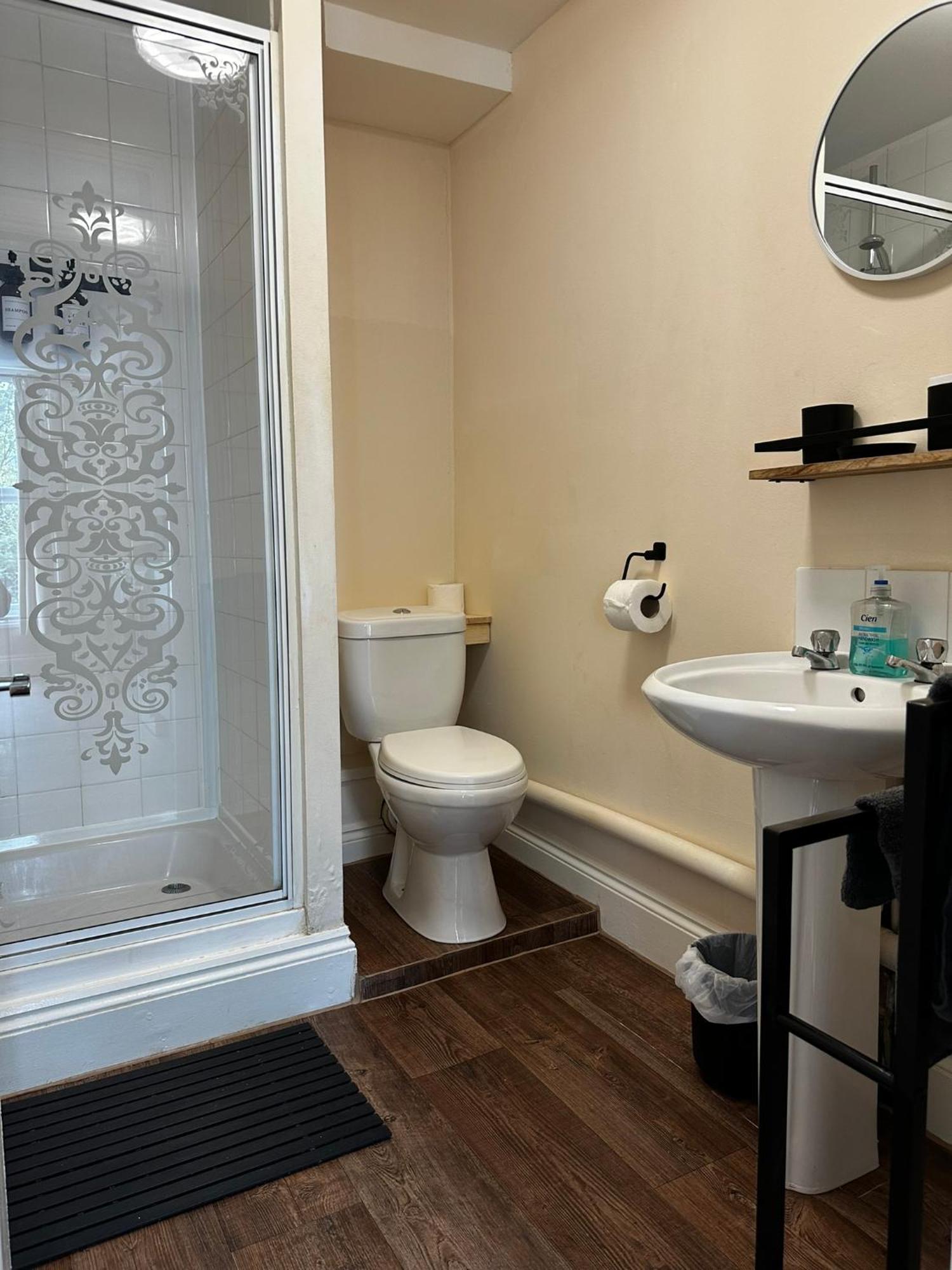 Entire Boutique King Size Bed Near Town Centre *